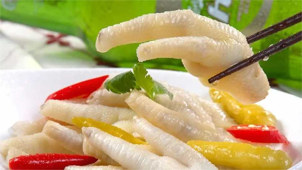 泡椒鳳爪塑料保鮮盒包裝機：鎖住美味，保鮮每一刻
